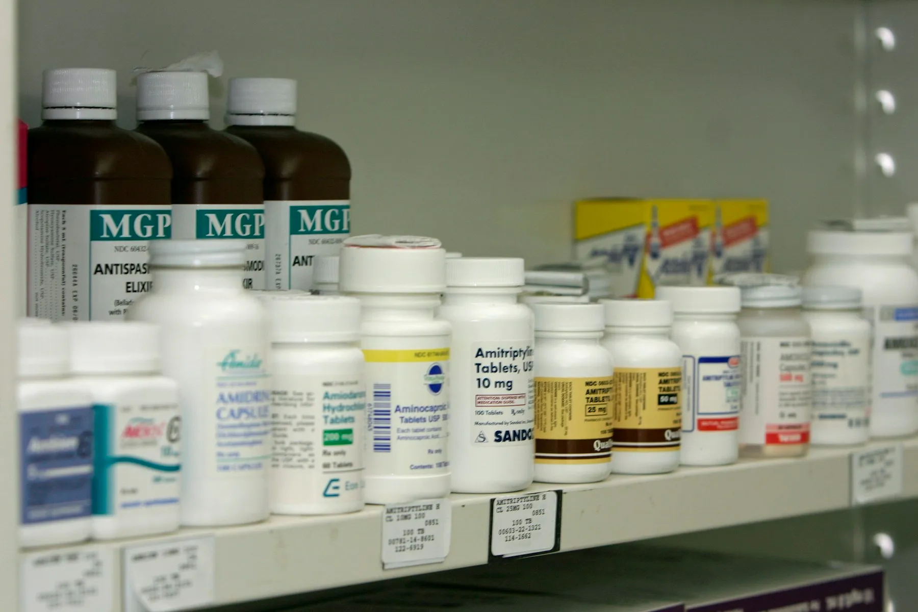 Étagère chargée de boîtes de médicaments et de soins